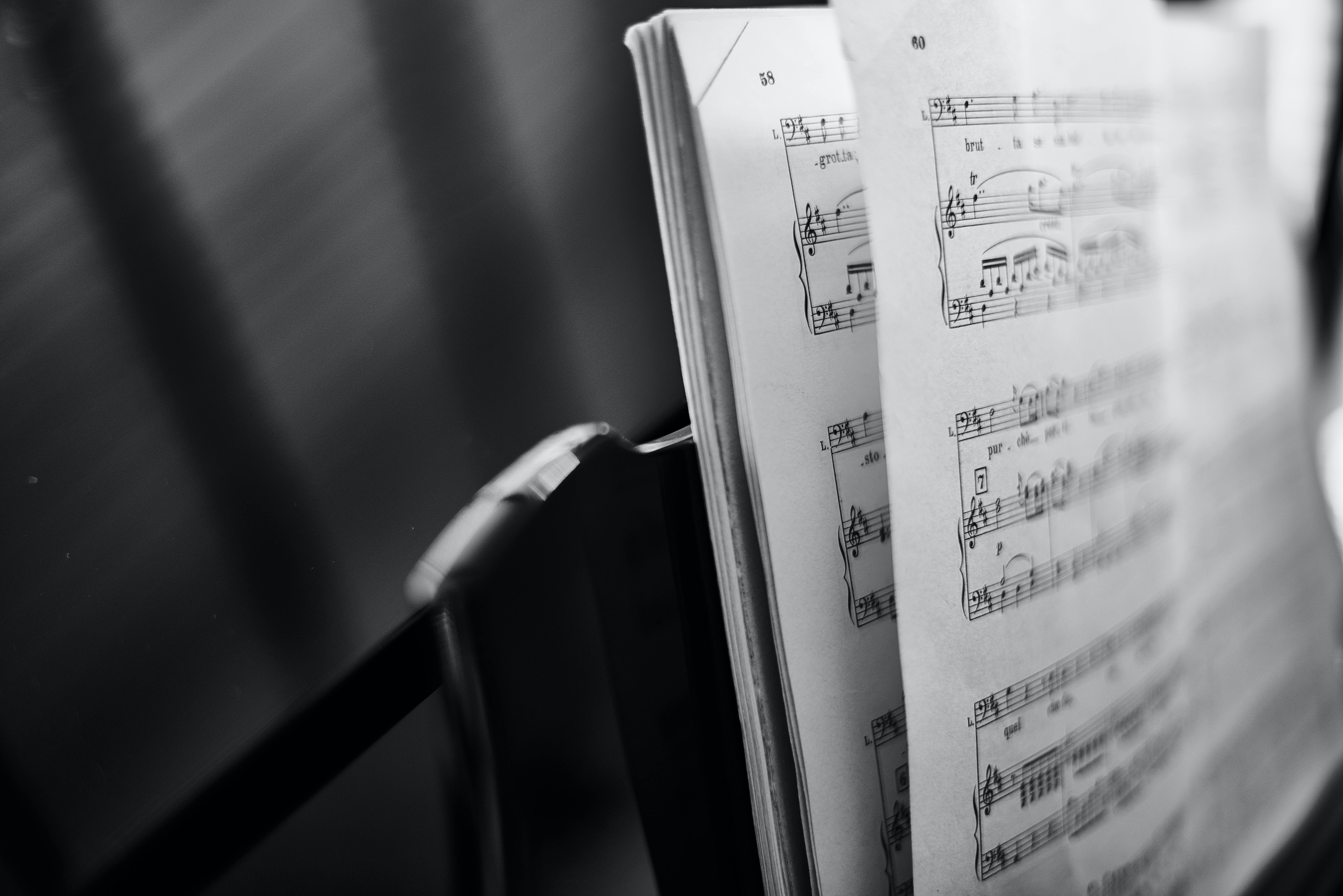Musiknoten auf Notenständer, schwarz-weiß