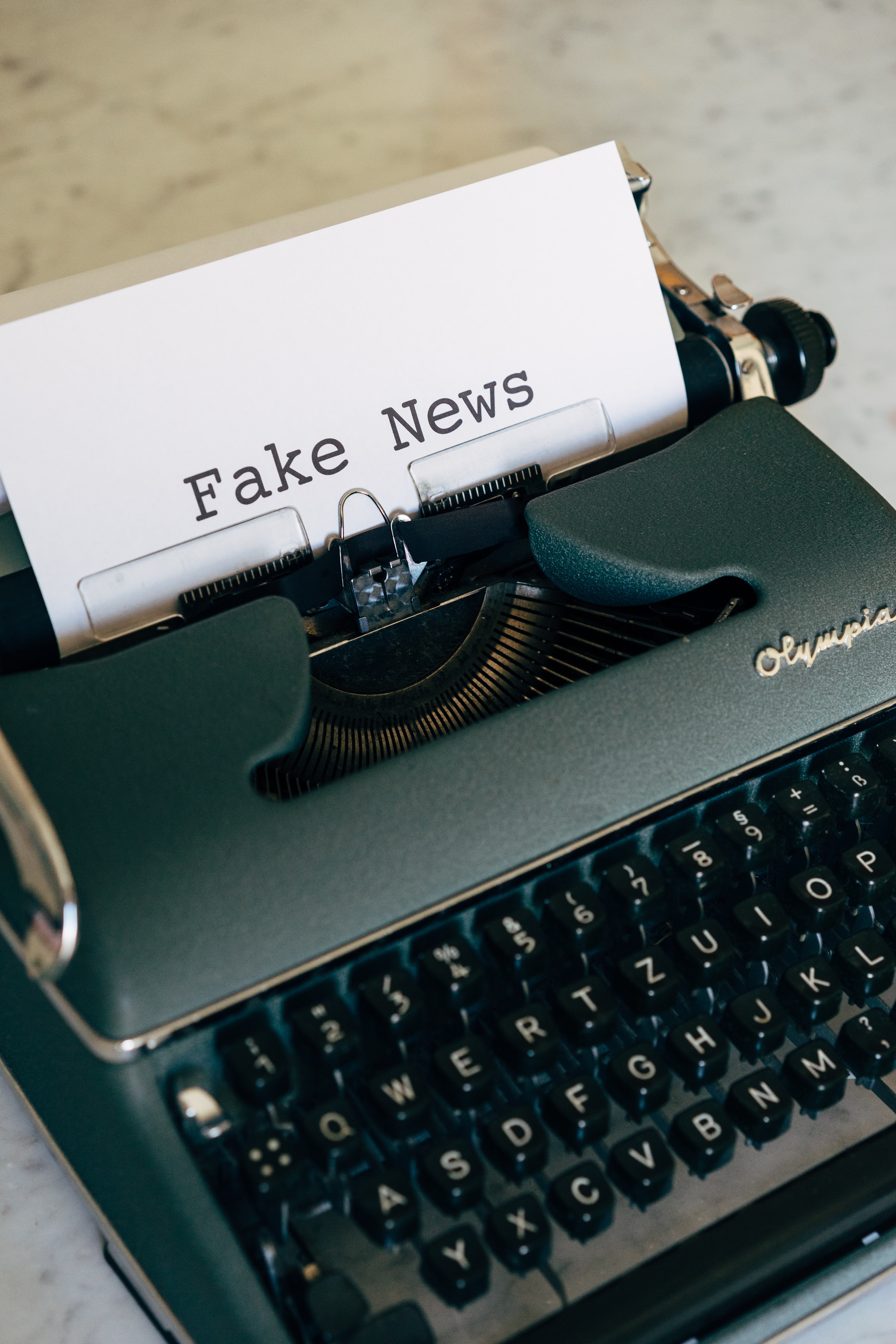 Schreibmaschine mit Zettel Fake News 