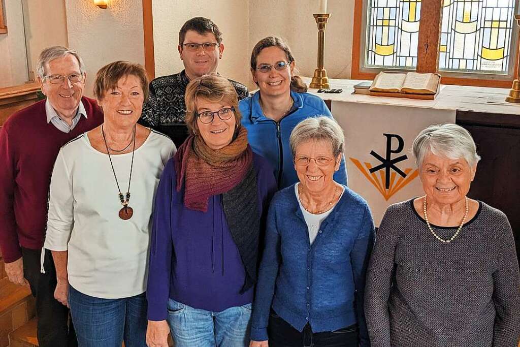 sieben Menschen in Kirche