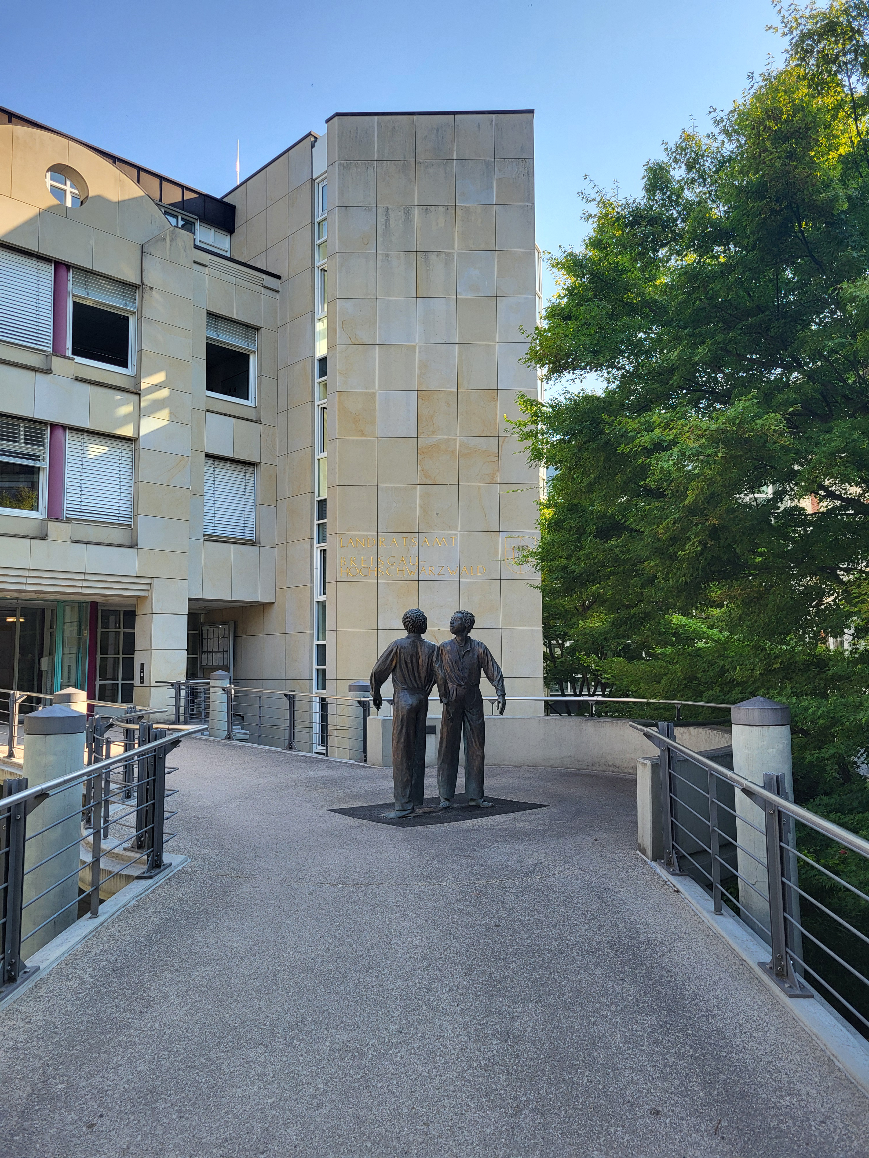 vor dem Landratsamt vor dem Landratsamt