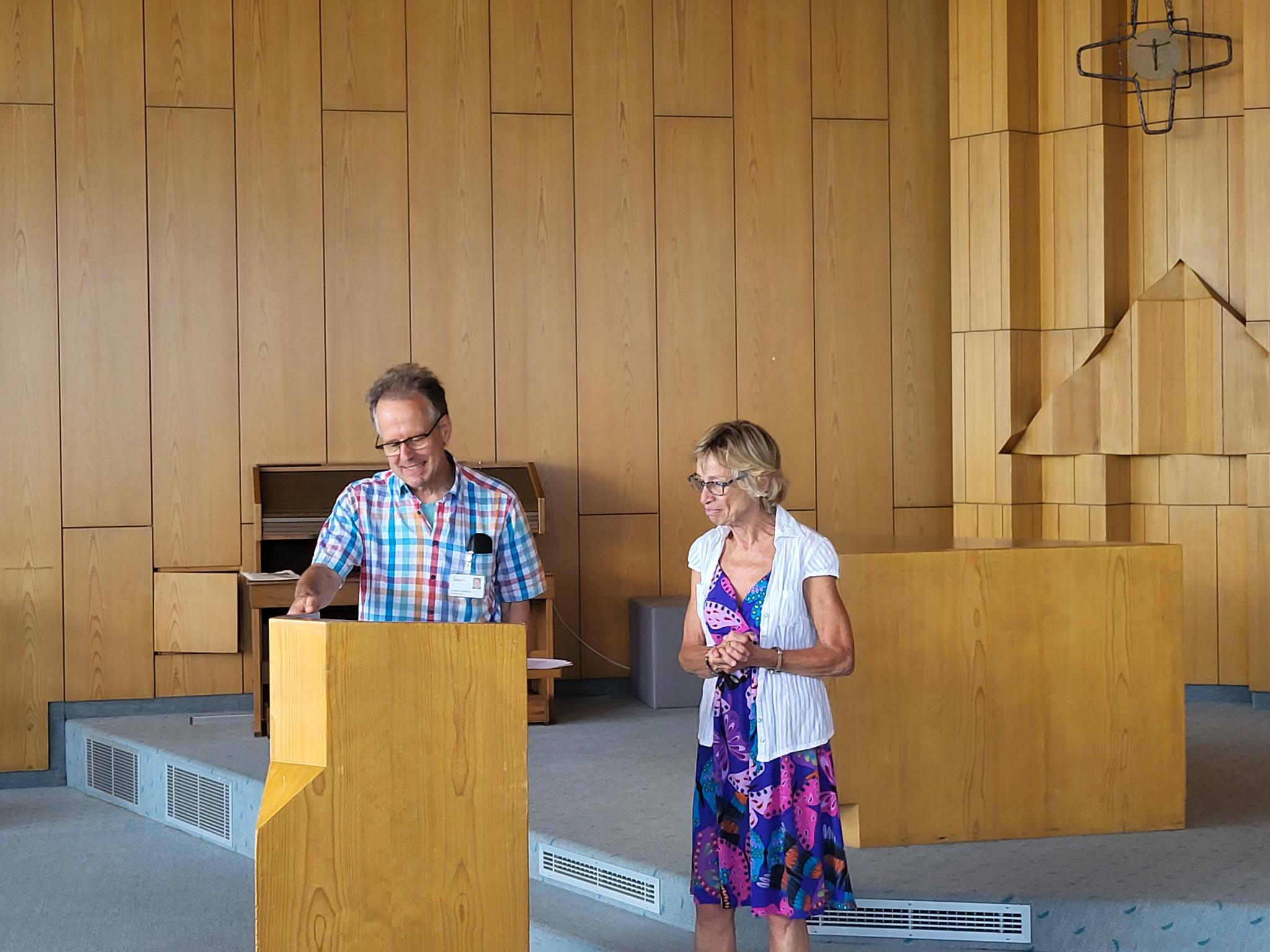 Pfarrer Andreas Guthmann und Übersetzerin