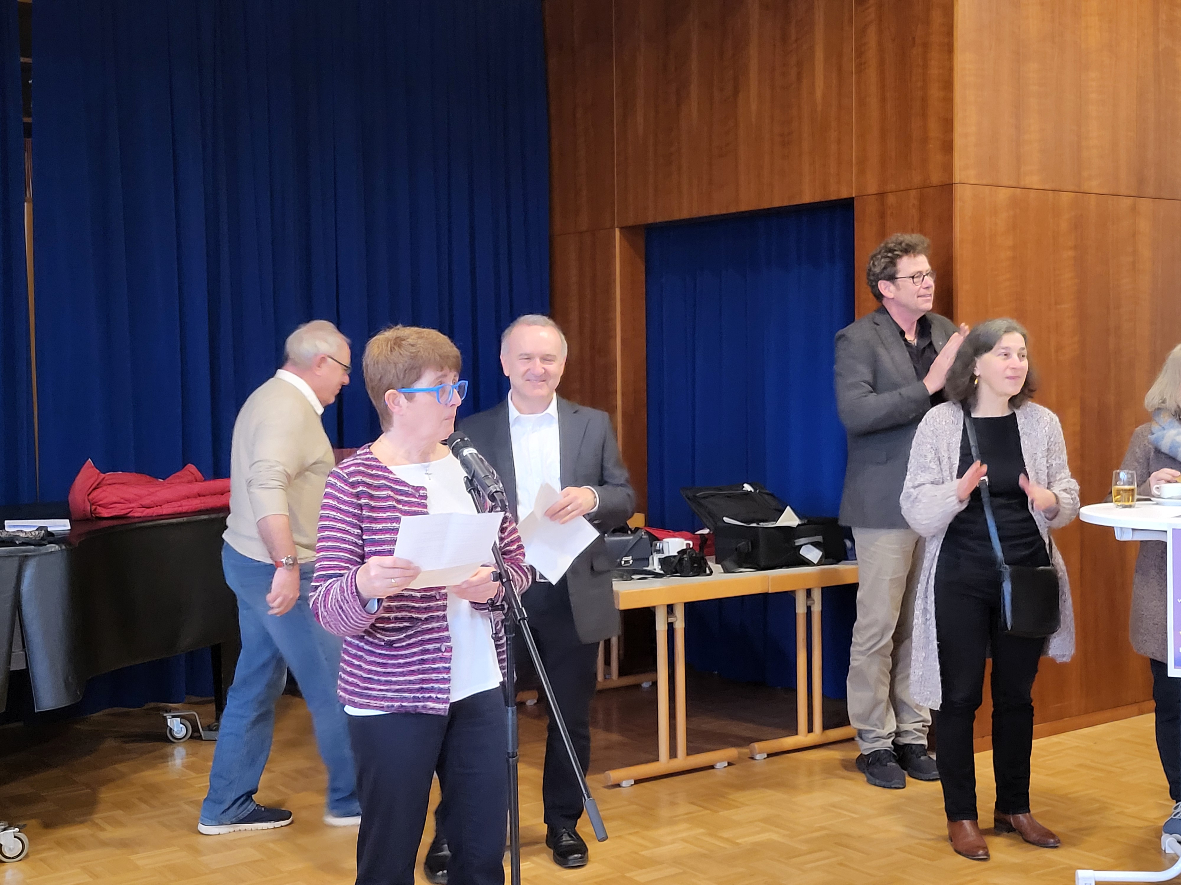 Ulrike Müller, Vorsitzende des Bezirkskirchenrats, eröffnet den Brunch und begrüßt alle Gäste; Im Hintergrund: Dekan Dirk Schmid-Hornisch und Schuldekan Dirk Boch