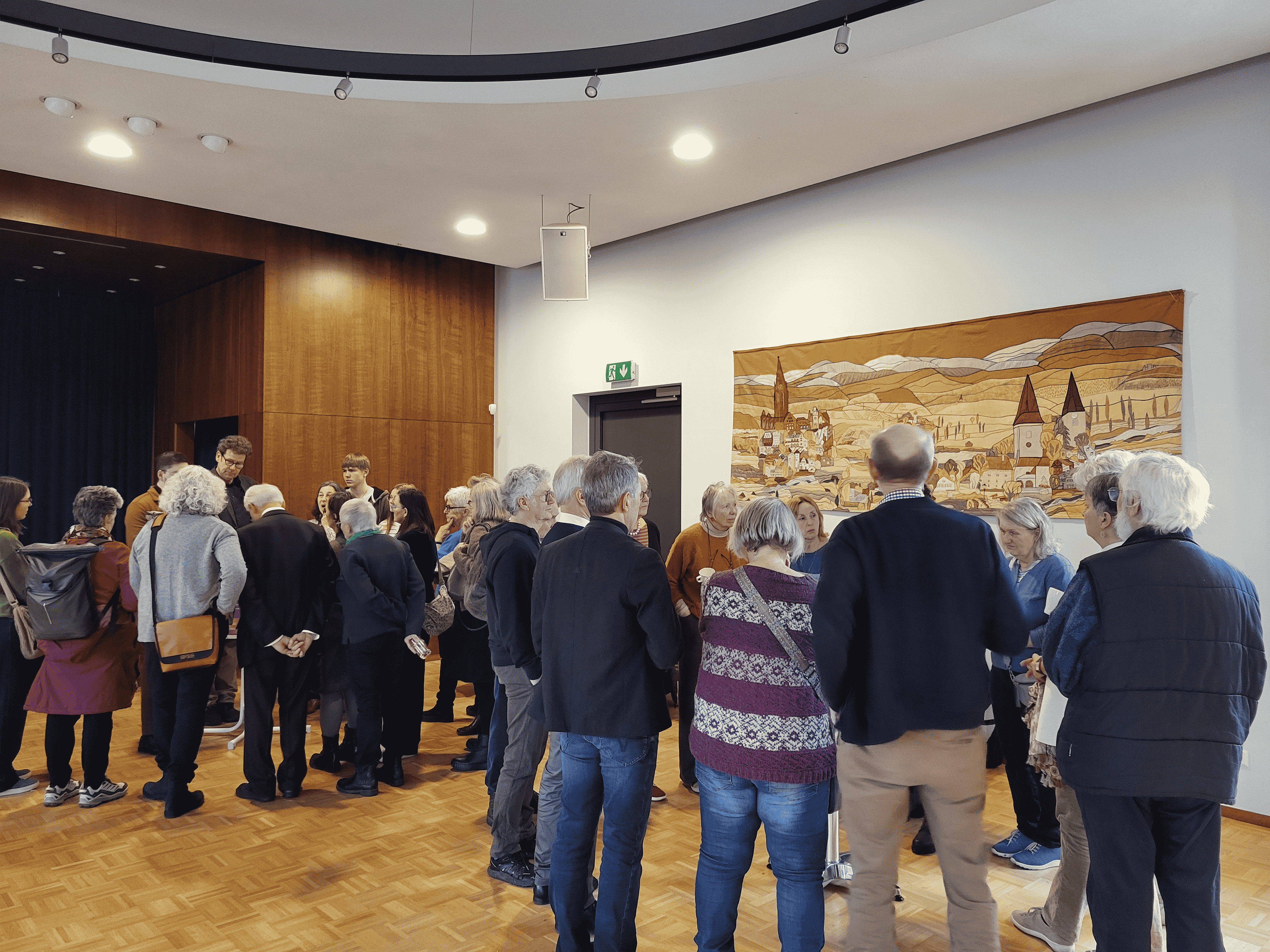 Menschentrauben um die Thementische