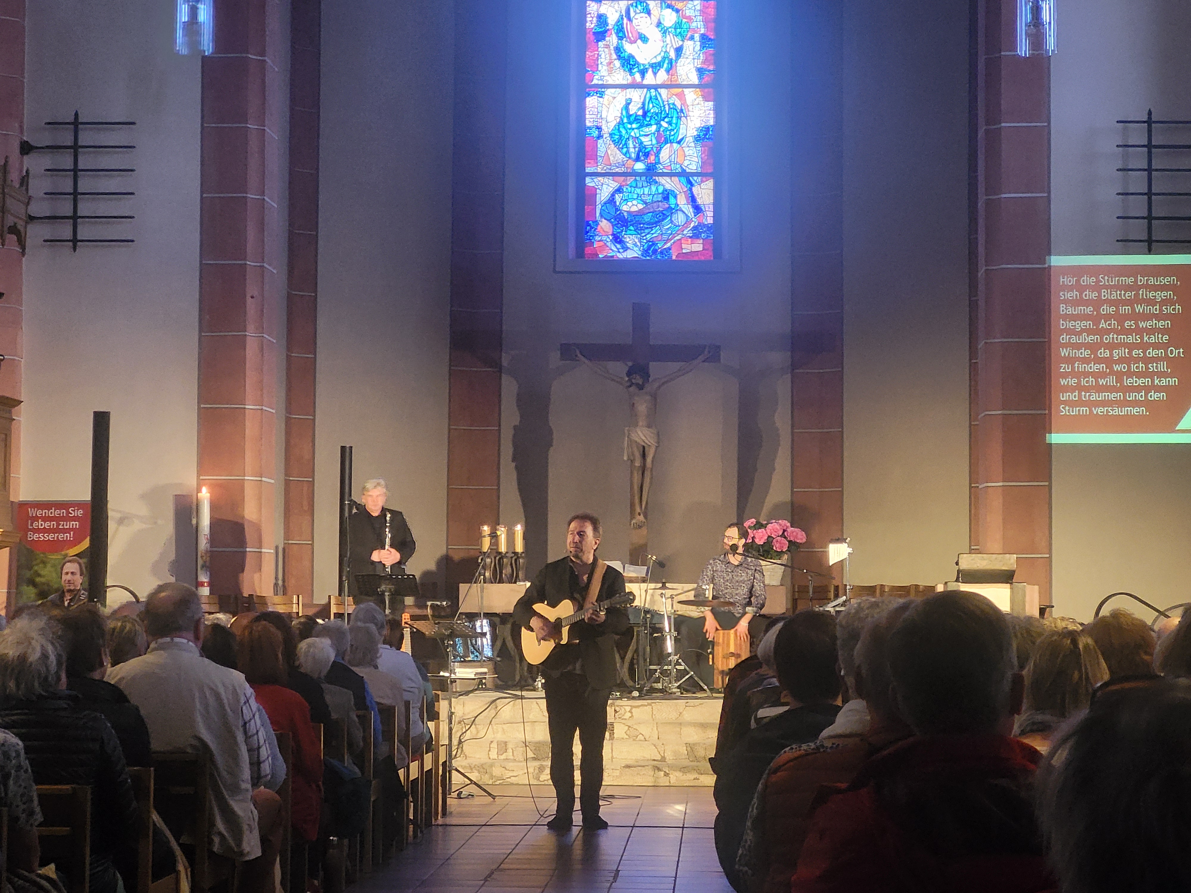 Bittlinger und Band in der evangelischen Ihringer Kirche