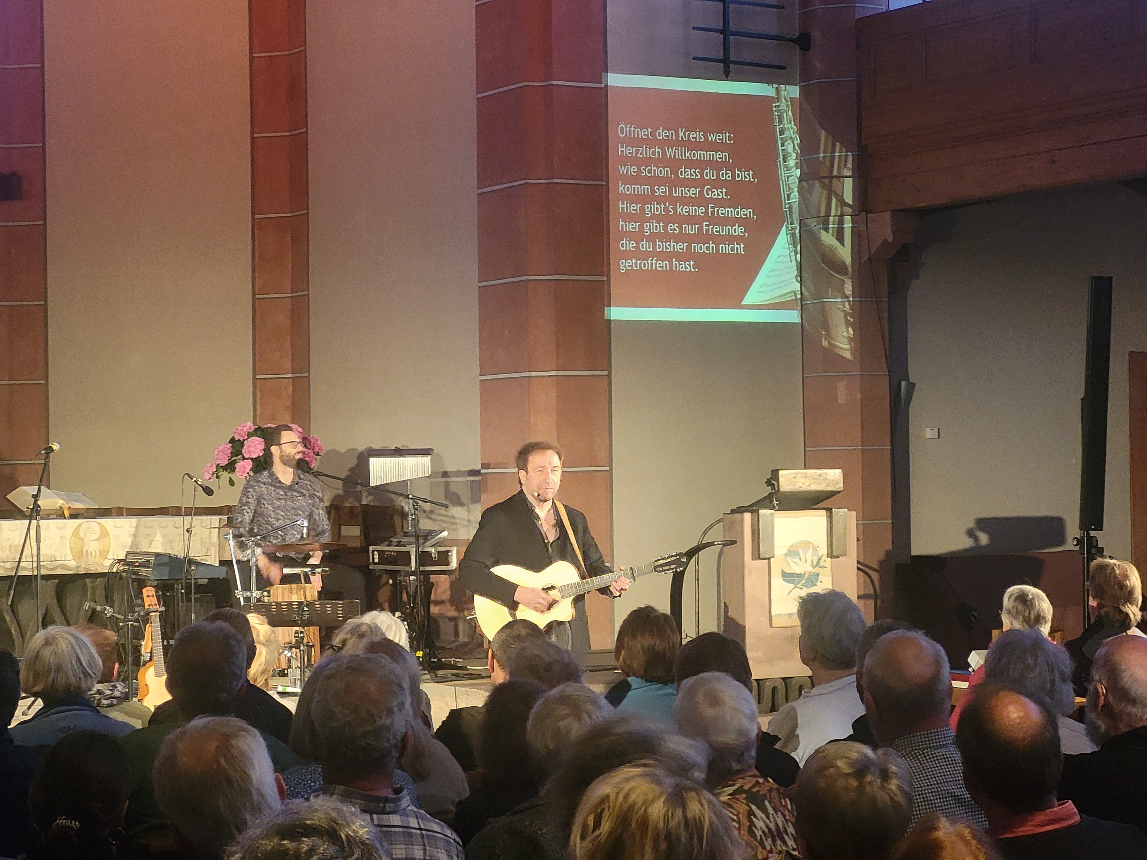 Bittlinger und Band in der evangelischen Ihringer Kirche