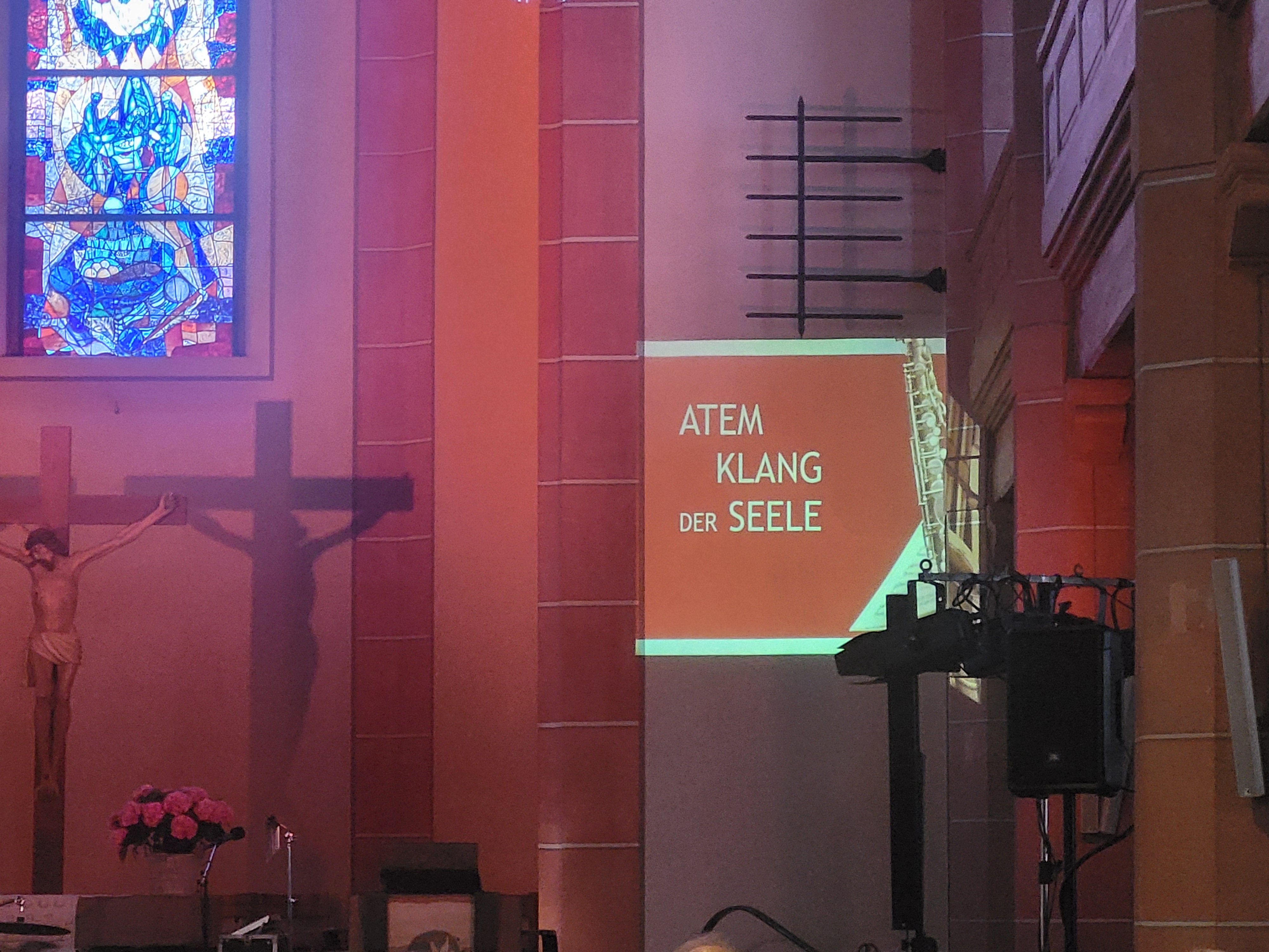 Bittlinger und Band in der evangelischen Ihringer Kirche