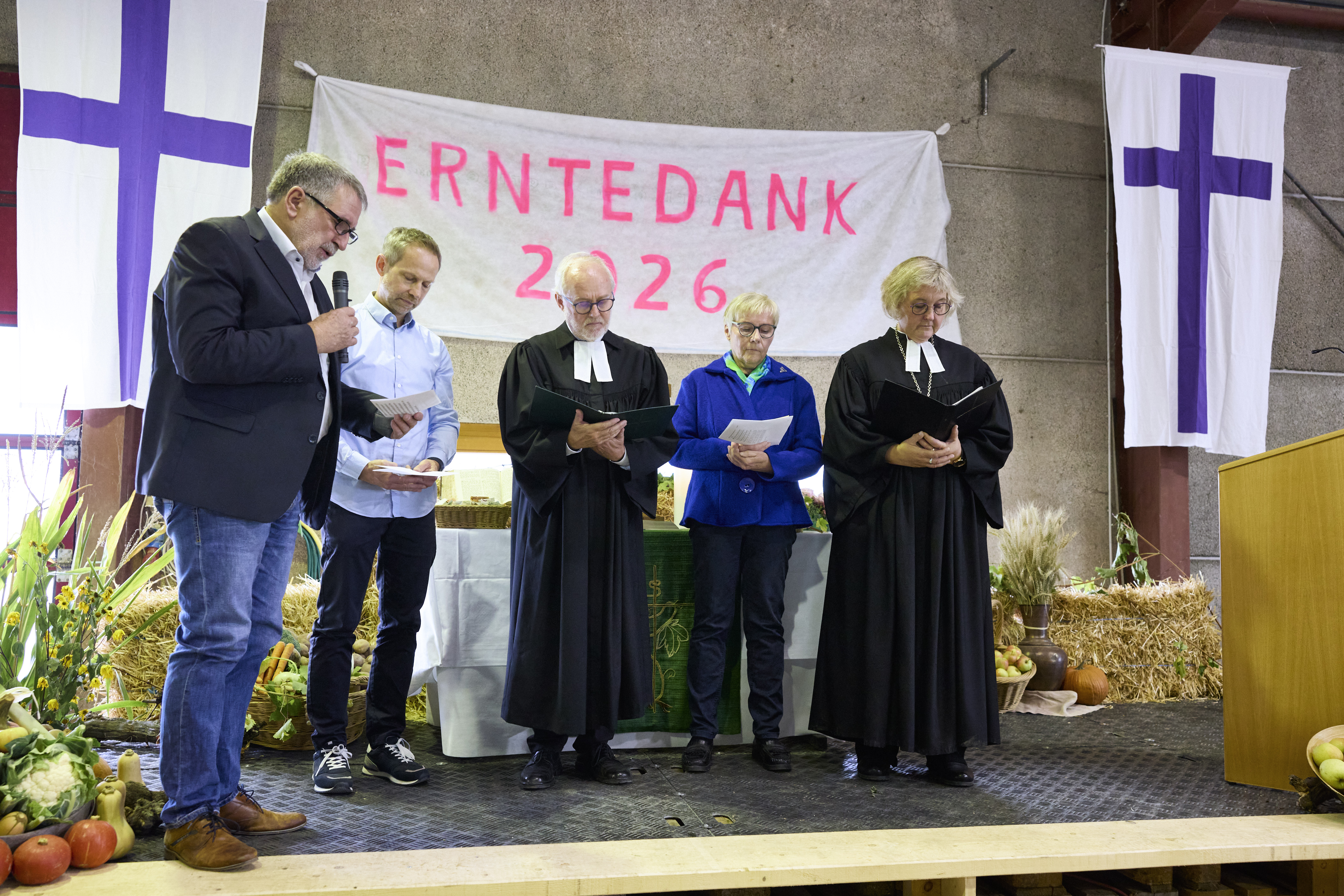 links: Präsident des BLHV Bernhard Bolkart; ganz rechts: Landesbischöfin Springhart