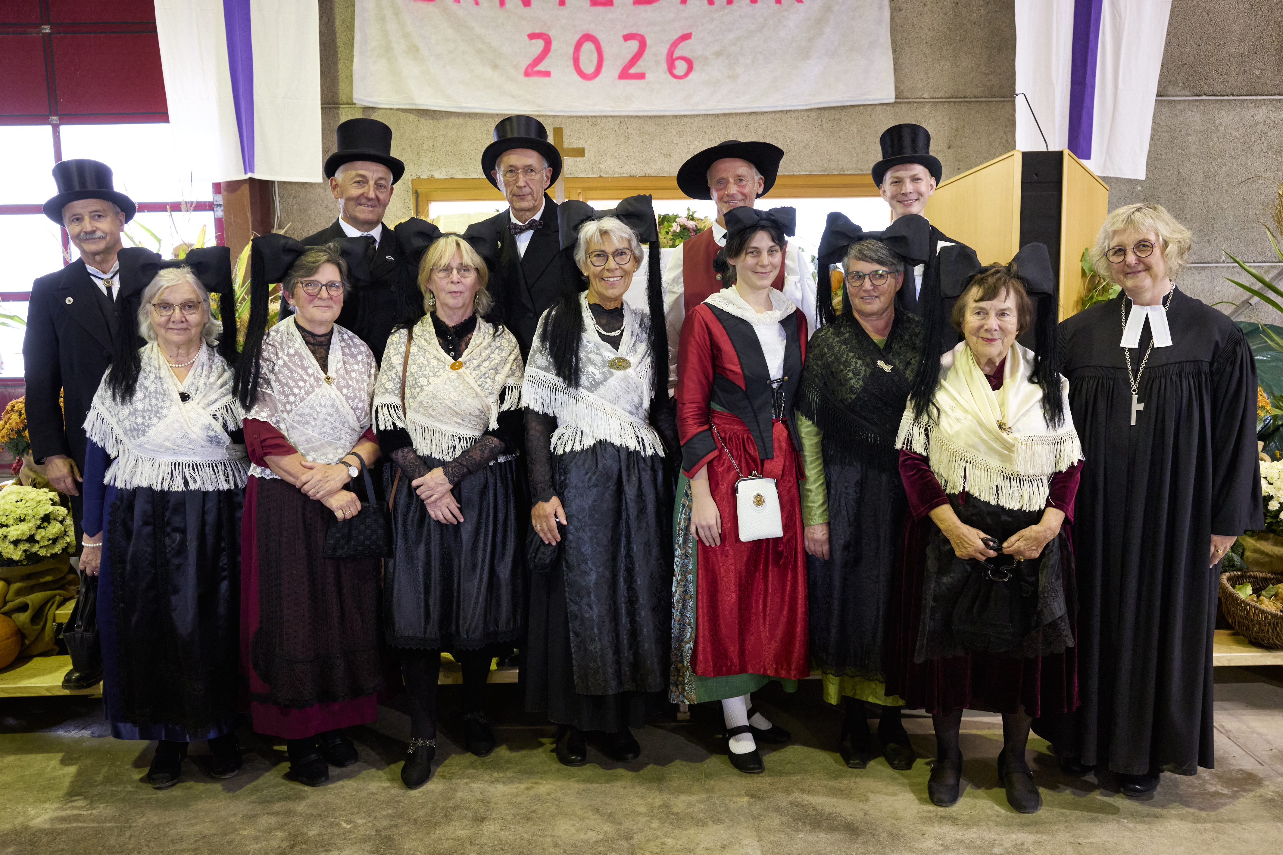 Besucher*innen in traditioneller Tracht