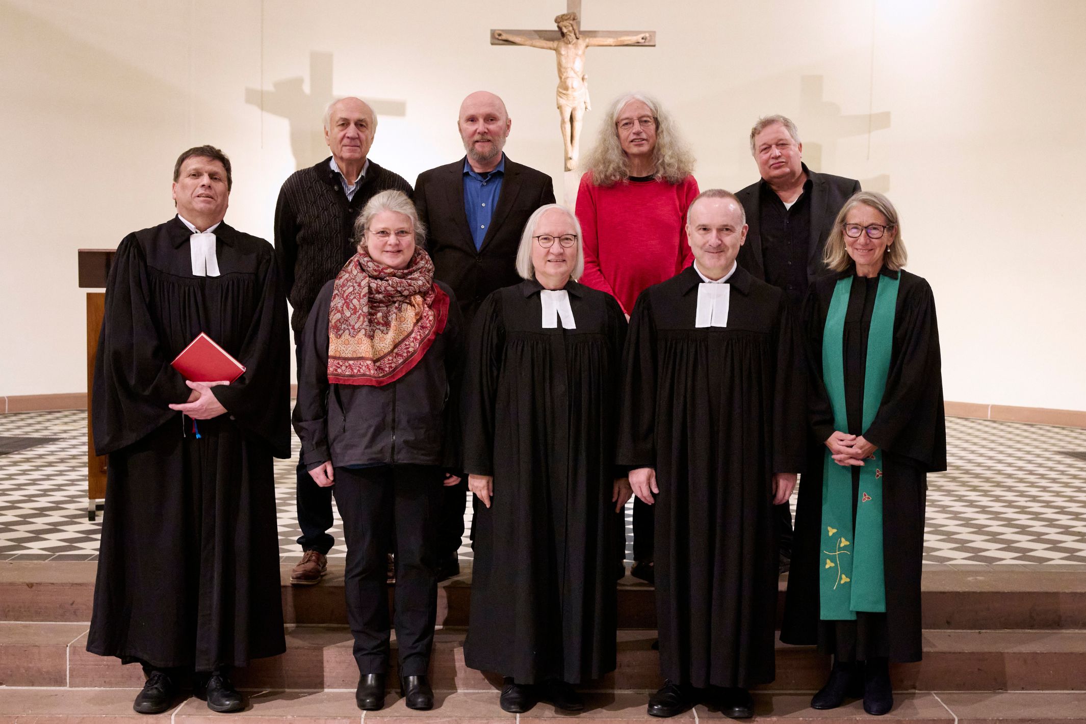 v.l.n.r.: Pfarrer Gerd Siehl, Hansjörg Schopferer (Kirchengemeinderat Badenweiler), Friedrich Schneider (KGR BW), Pfarrer Jörg Oberbeckmann, Wladimir Schlotthauer (KGR BW), Pastoralreferentin Isabell Röser, Pfarrerin Angelika Oberbeckmann, Dekan Dirk Schmid-Hornisch, Pfarrerin Britta Goers. 