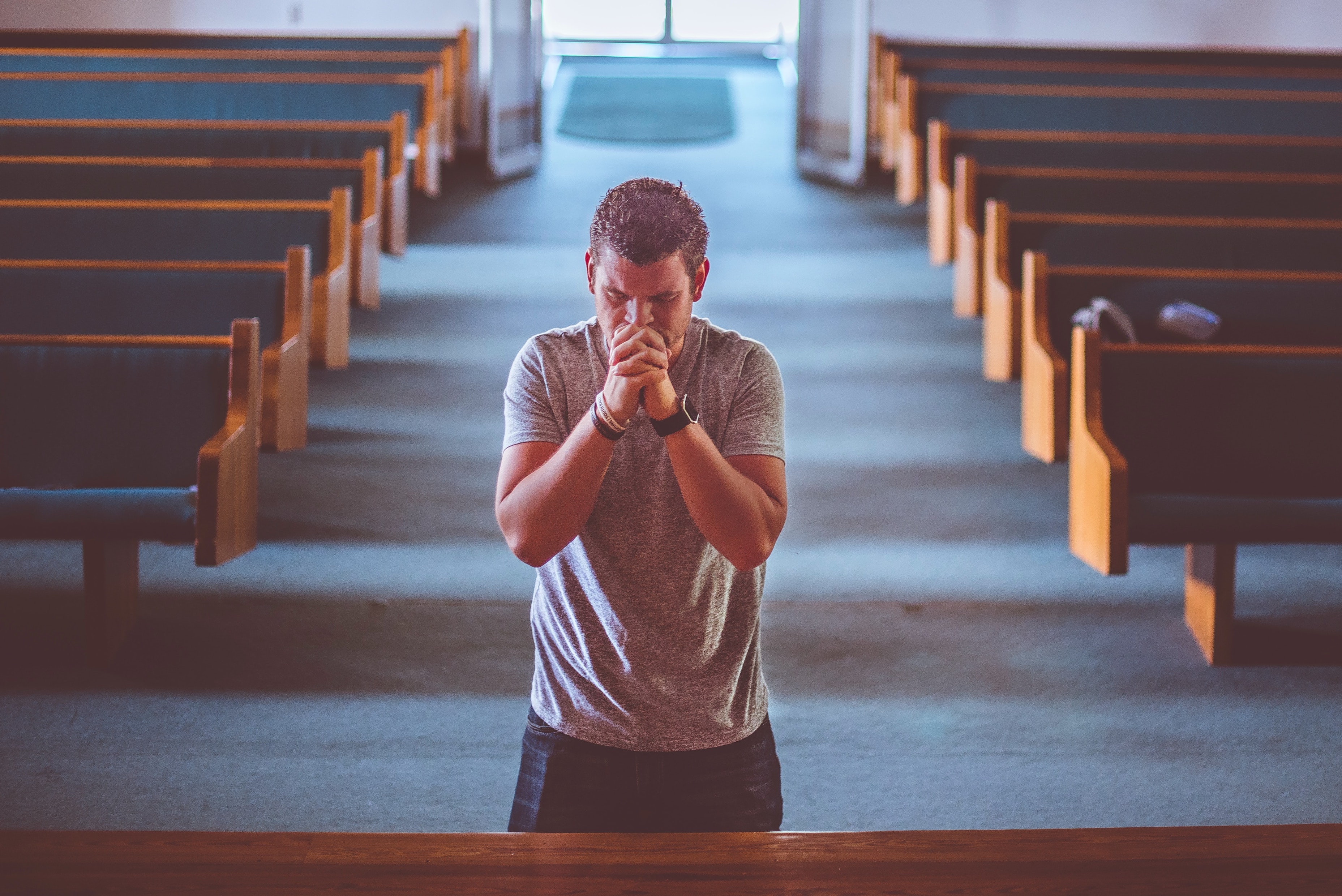 betender Mann in einer Kirche 