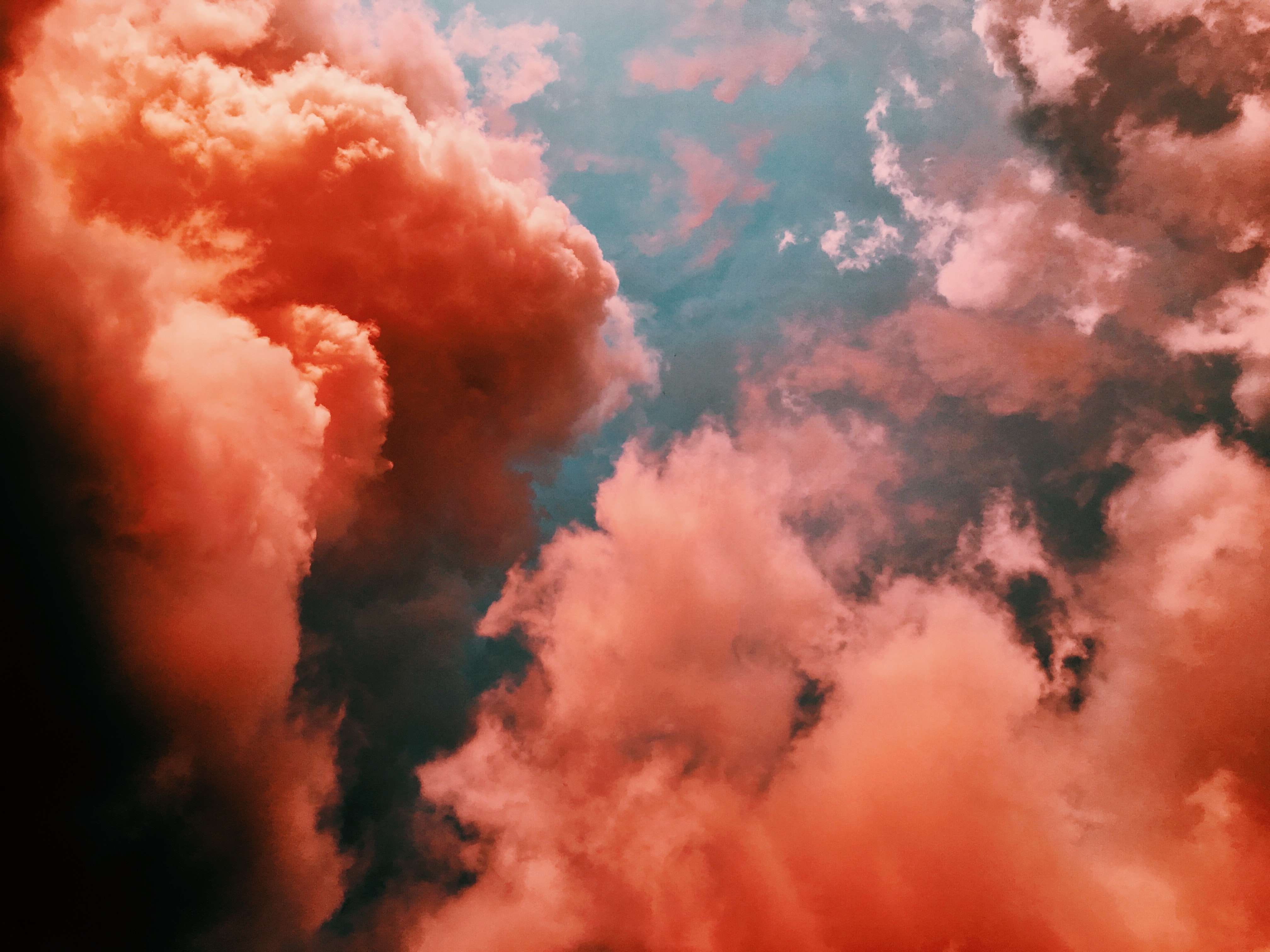 Wolken in rotem Licht