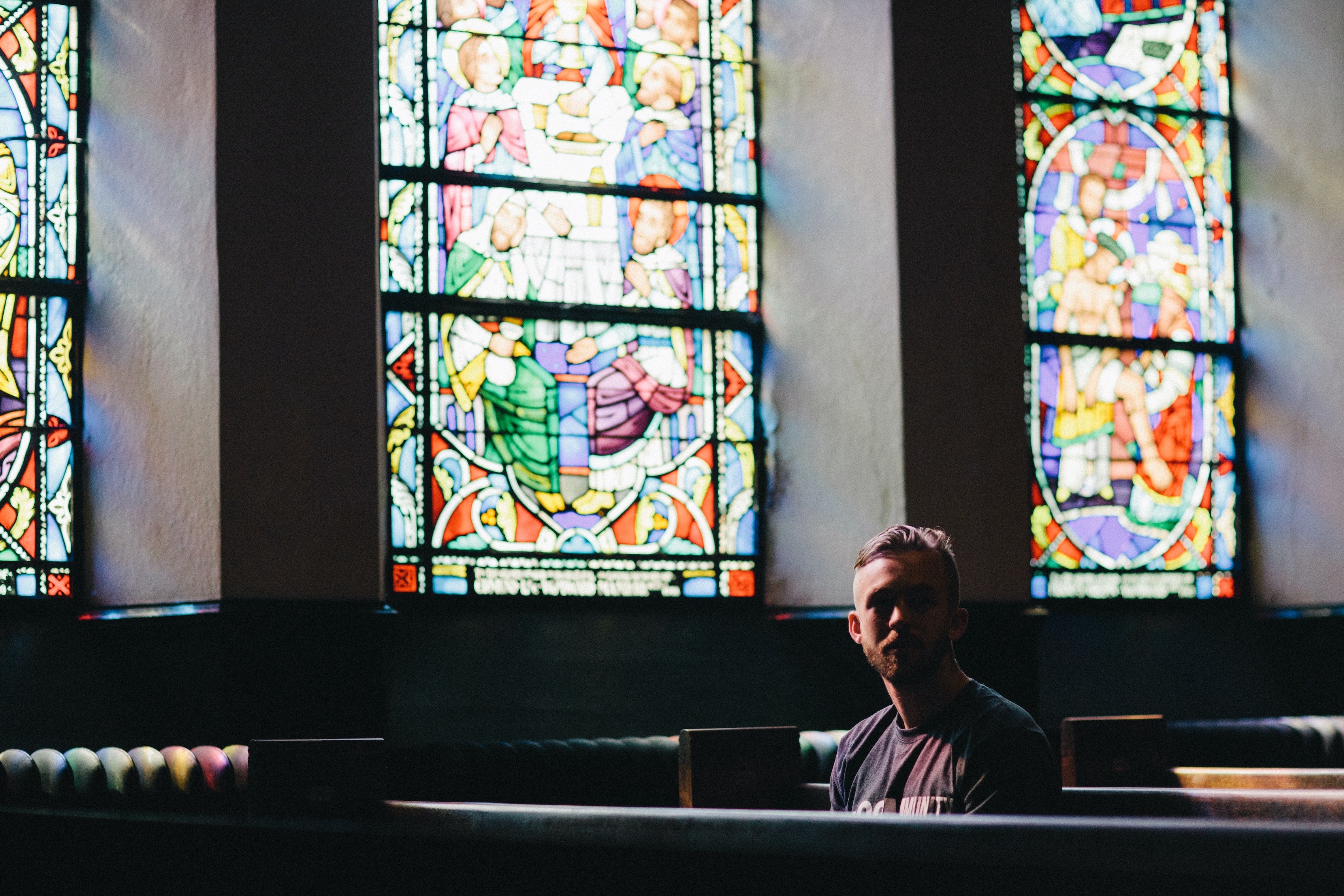 Mann sitzt in einer Kirche 