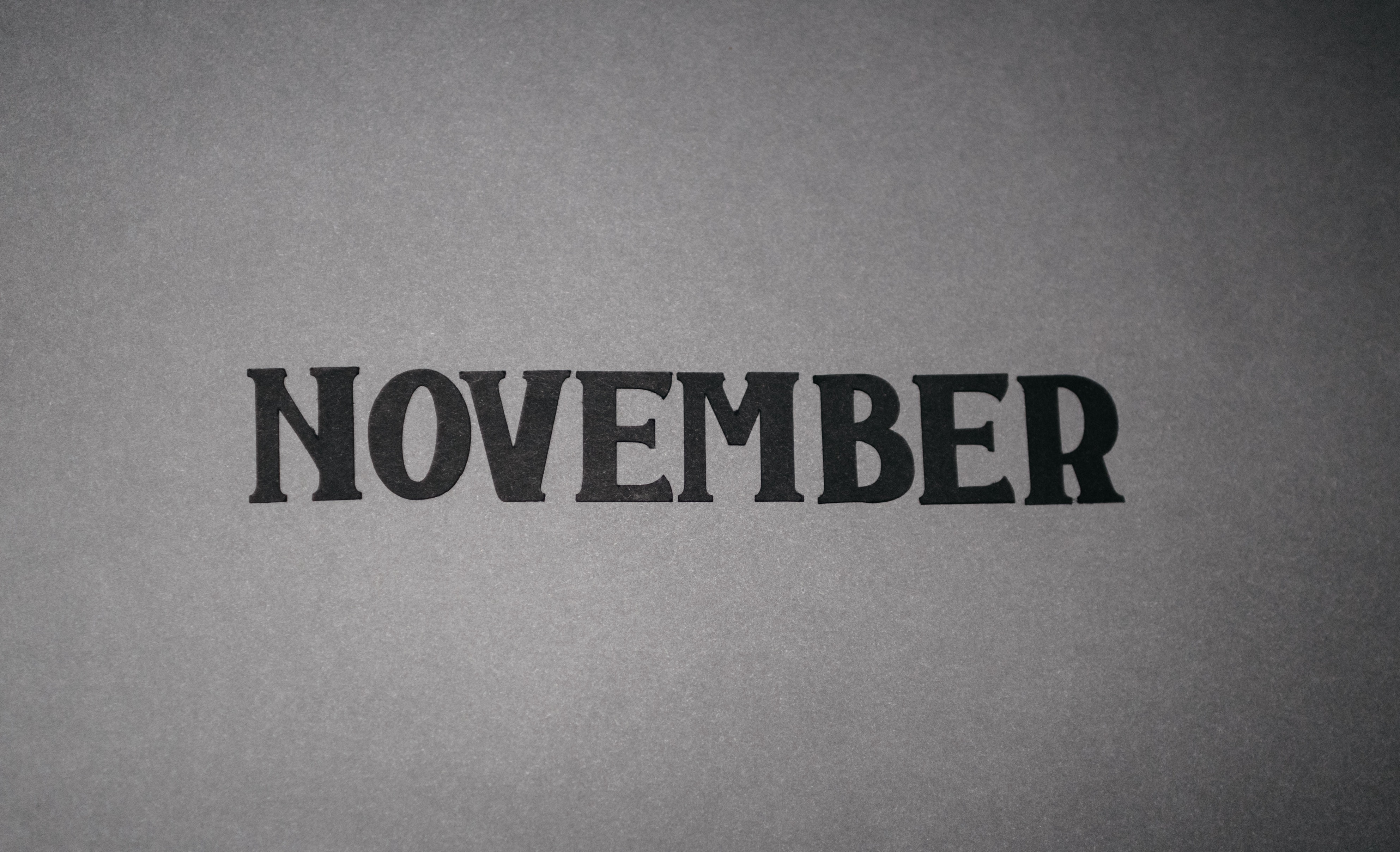 November-Schriftzug auf grauem Untergrund 