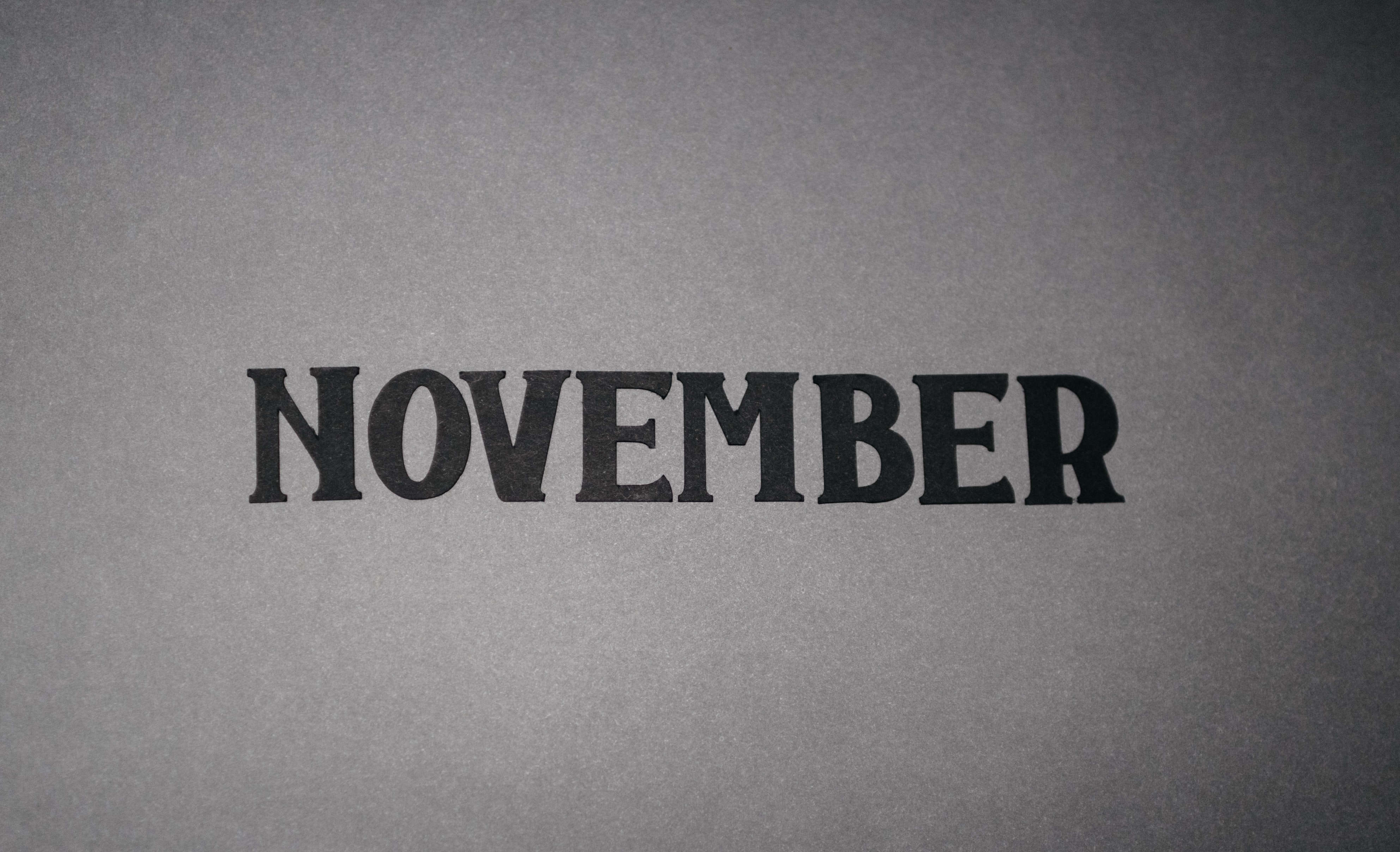 November-Schriftzug auf grauem Untergrund