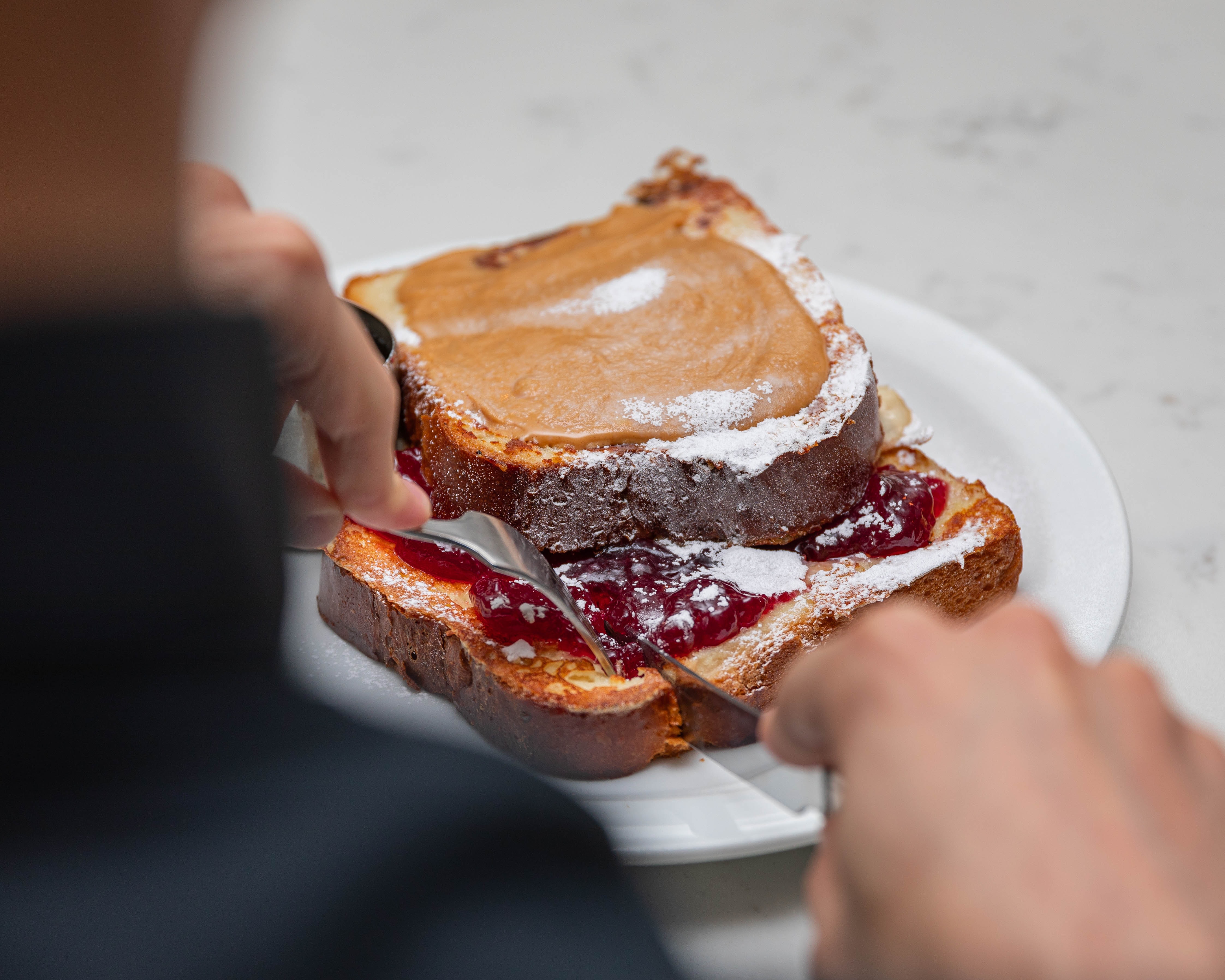 ein mensch isst Toast mit Marmelade 