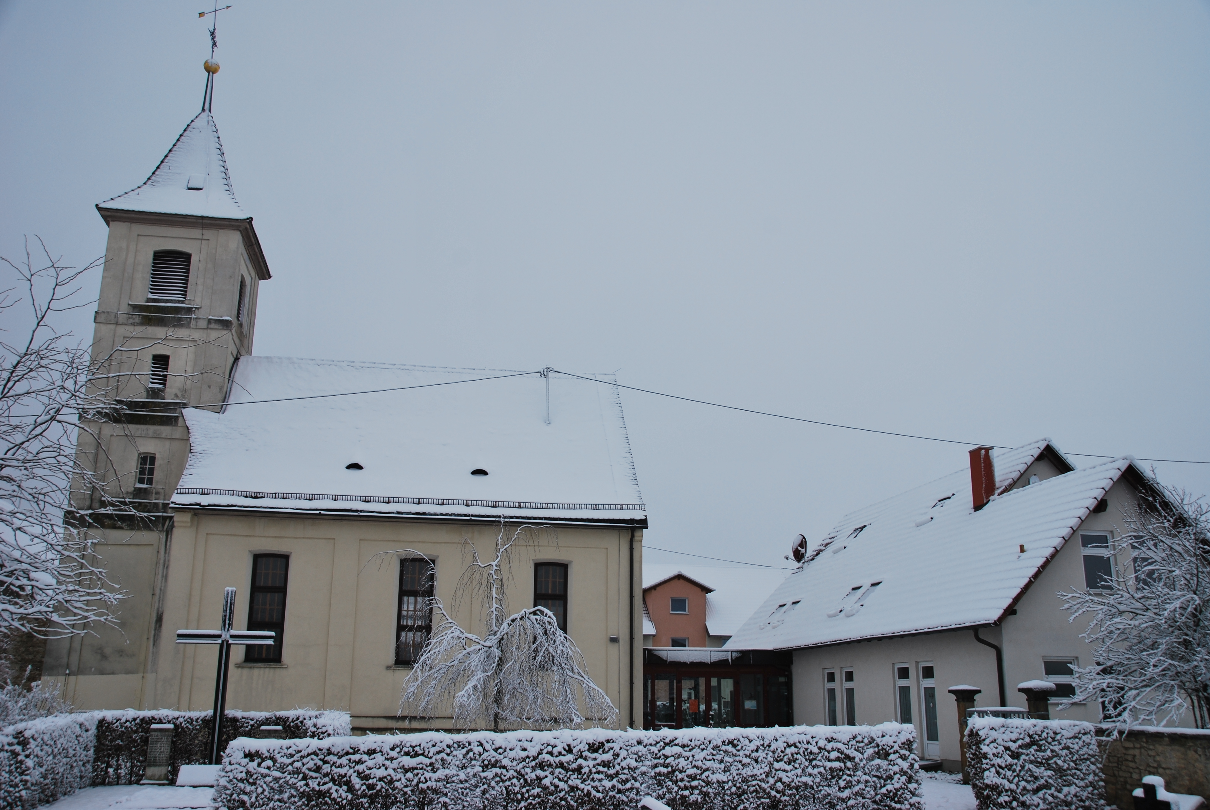 Kirche Seefelden mit Gemeindehaus