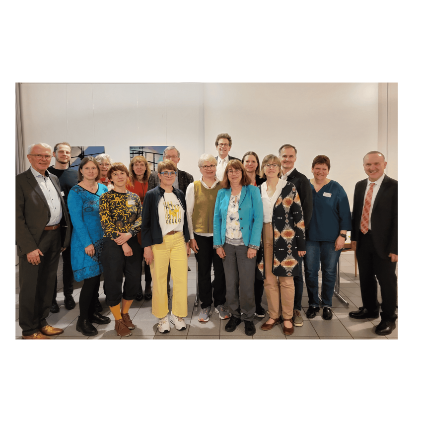 rechts: Dekan Schmid-Hornisch, Mitte hinten: Schuldekan Boch, neu gewählte Mitglieder des Bezirkskirchenrats und neu gewählte Landessynodale.